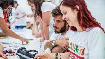 Two people are signing an initiative 