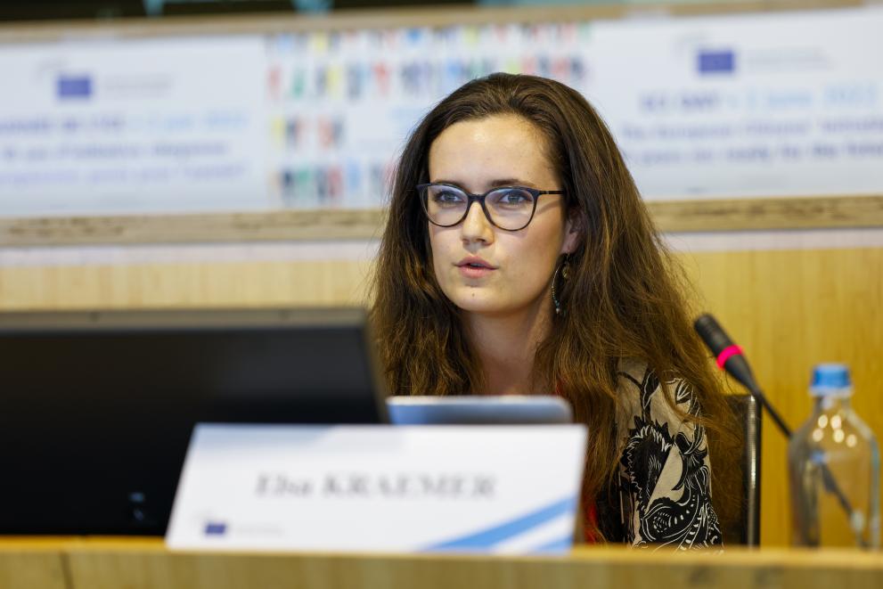 Youth organiser Elsa Kraemer presents the ECI Euroepan Ecoscore 