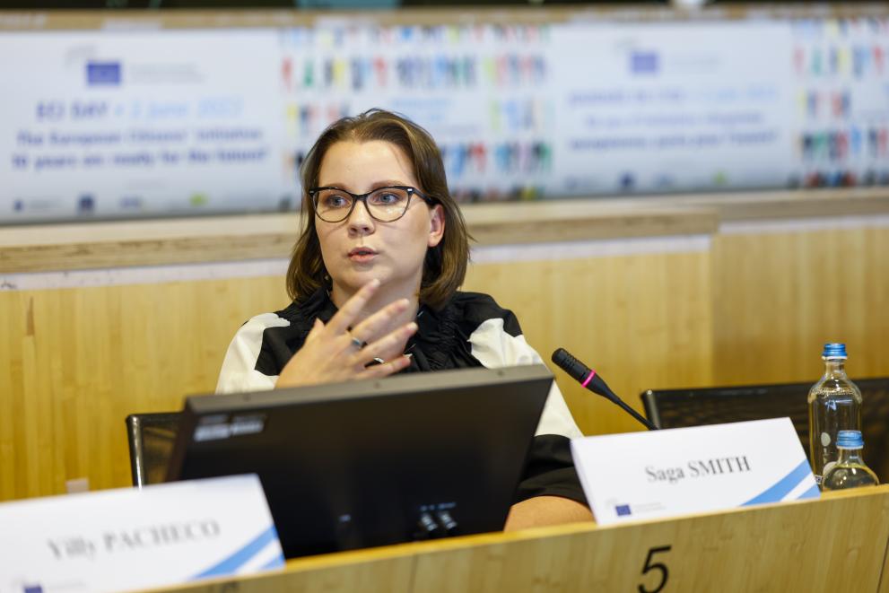 Youth organiser Saga Smith presents the ECI Voters without Borders 